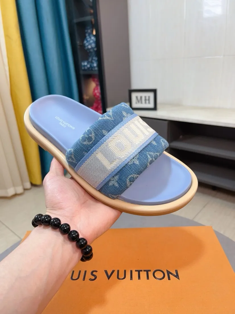 Ex-factory price 360🌹🌹 (lv-Louis Vuitton) New men's slippers, high-end boutique, exquisite embossed logo decoration on the upper, fine workmanship, super soft soles, casual, loose and comfortable, a must-have in summer! \nsize：38-44